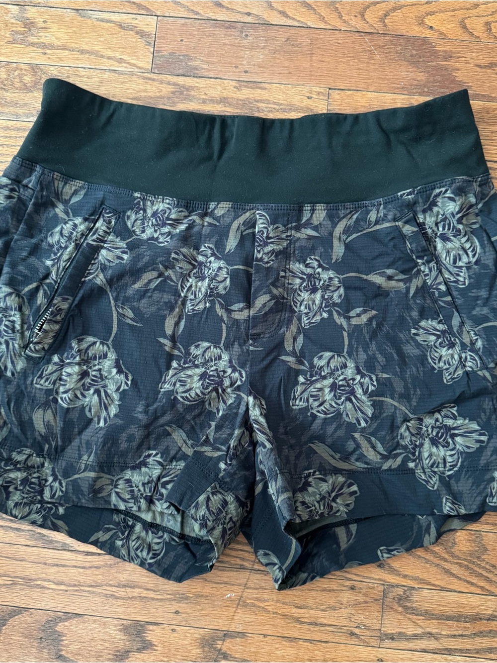 Athleta Green Botanical Trekkie North Shorts 8 EUC